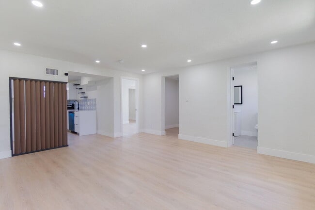 Photo - 1108 W 33rd St