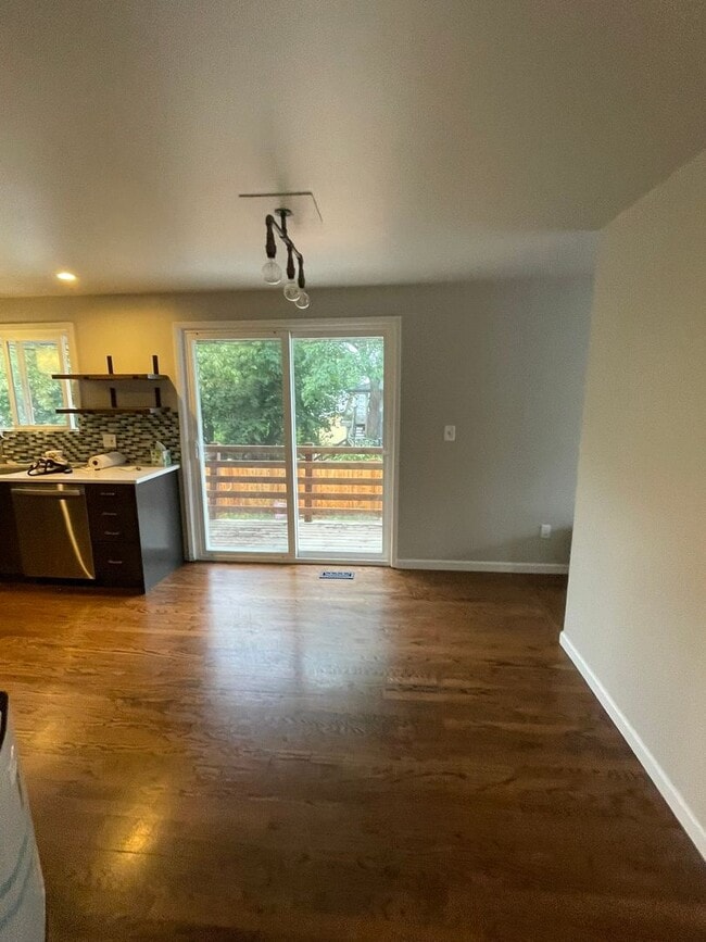 Photo - 3 Bed, 2 Bath, 2 Livingroom's with VIEW