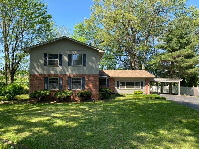 Building Photo - Kennedy Drive Retreat - 4 bedrm with bonus... Rental