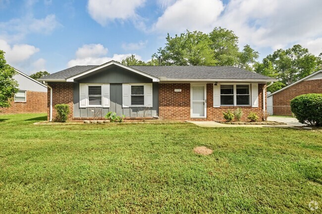 Building Photo - Three Bedroom Home!