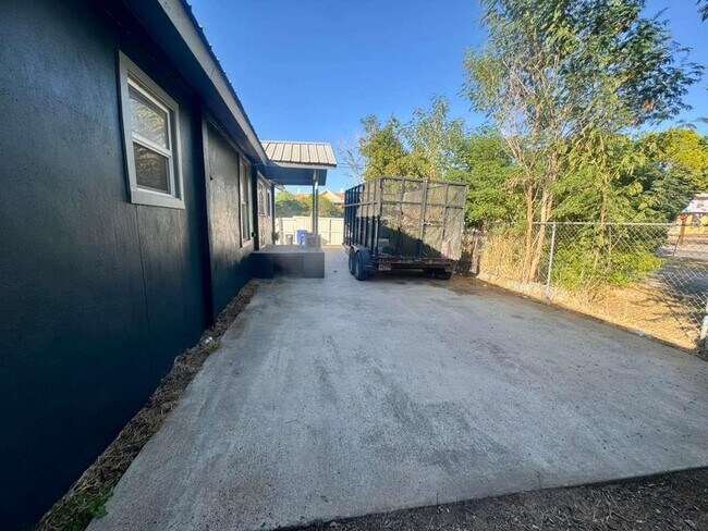 Photo - 915 Rosario St