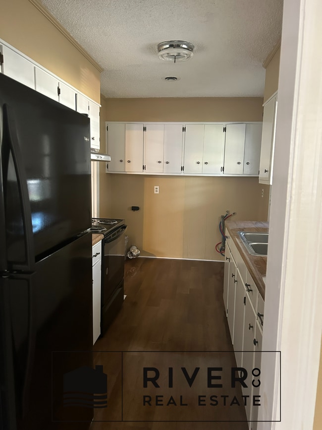Photo - 520 W Collier Ave