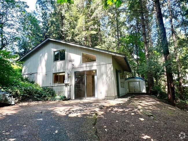 Building Photo - Relaxed 2-Bed, 1.5-Bath Home in a Quiet Gi...
