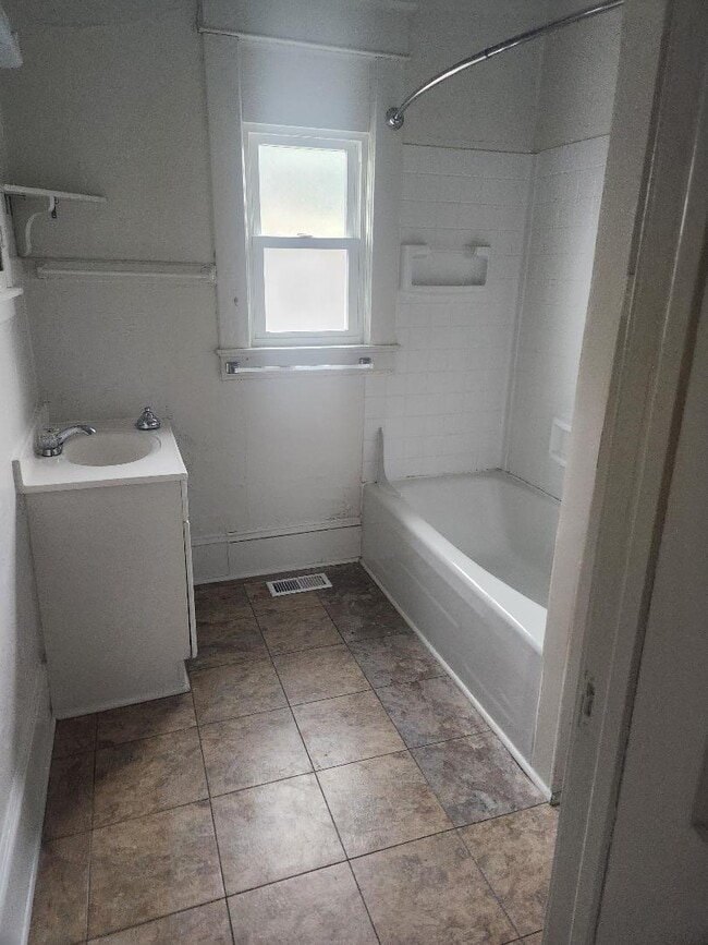 bathroom - 703 W Markham Ave