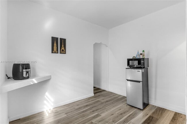 Building Photo - 2012 SE 15th St Unit 1