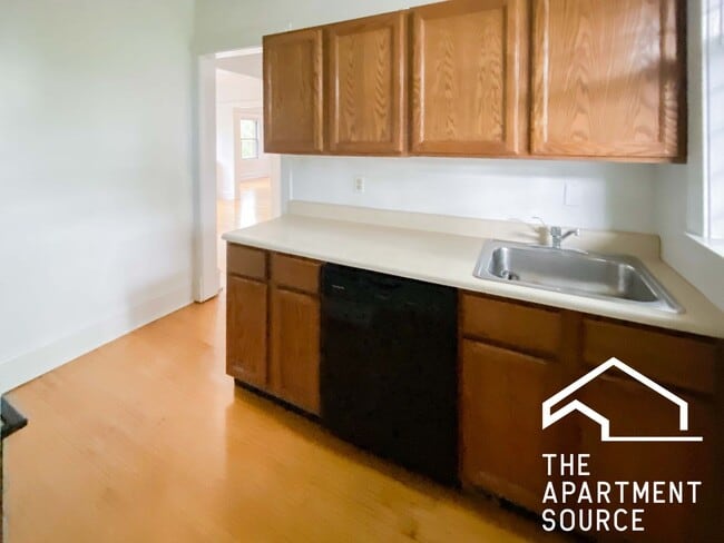 Building Photo - 1456 W Cornelia Ave Unit 3