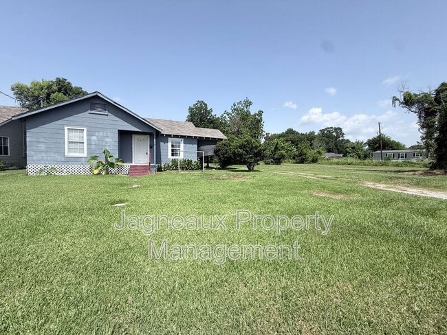 Building Photo - 525 Magnolia St