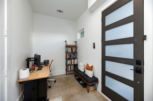 Photo - 4205 Roseland Ave Unit 202