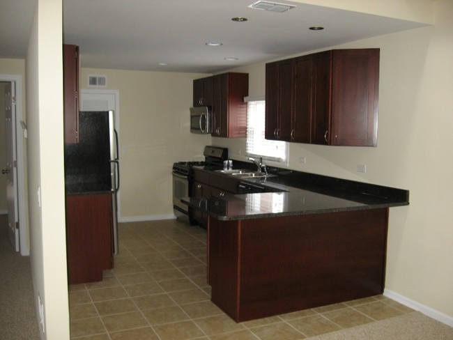 Kitchen - 1339 W Wrightwood Ave Apartments Unit 2 Coach