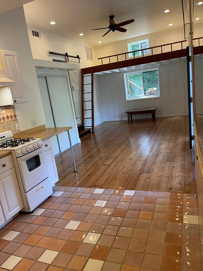 Photo - 754 Old Topanga Canyon Rd Unidad jim borland