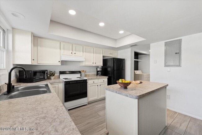 Photo - 8140 Sutton Pl N