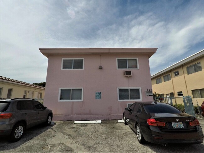 Estacionamiento asignado - 744 85th St Unidad 3