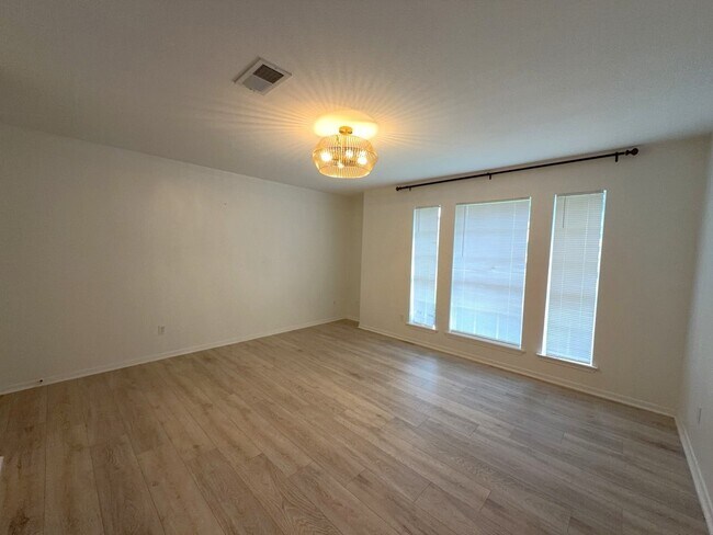 2106 Lexington Woods Dr