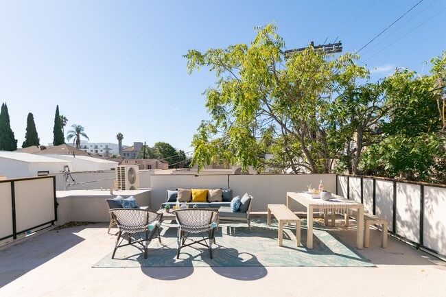 513 N HELIOTROPE DR