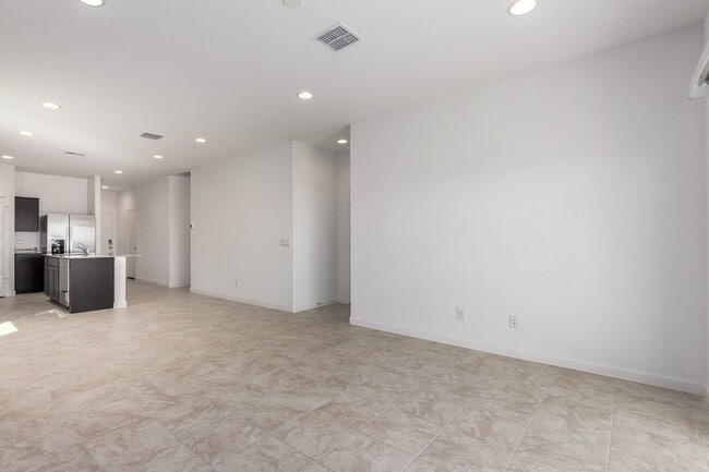 Photo - Brand New - Never Lived In 4 Bedroom / 2 B...