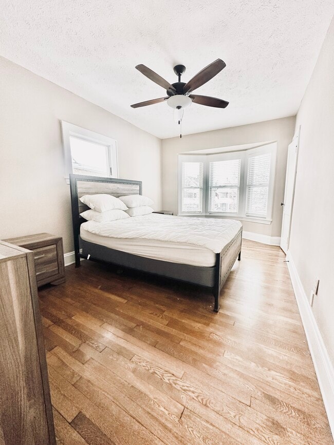 Photo - 1303 W 102nd St