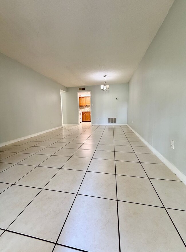 Building Photo - Nice 1/1 apartment  - move in now no rent till January