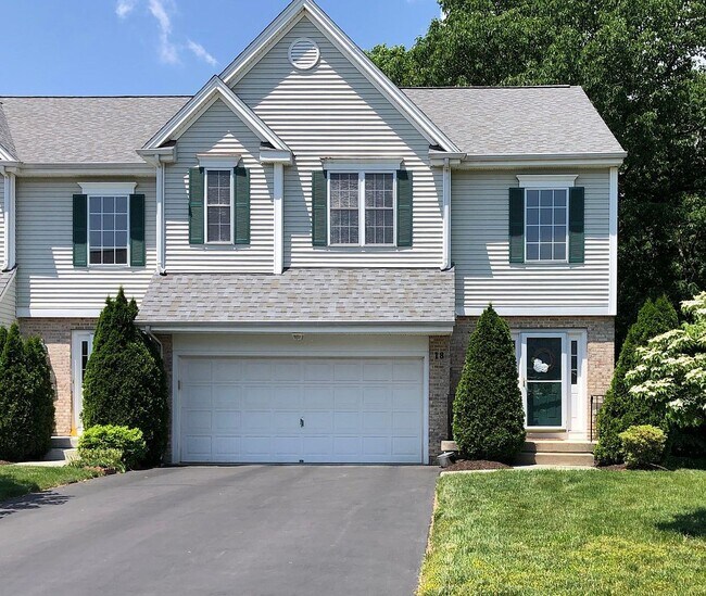 3 BR Townhome - 18 Cobblestone Ct Townhome