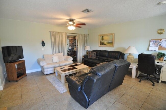 Photo - 1325 Arapaho St