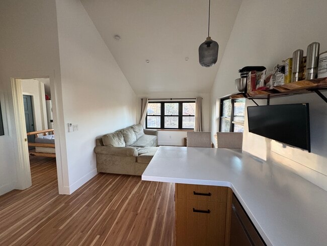 Photo - 124 NW Columbia St Unit #2