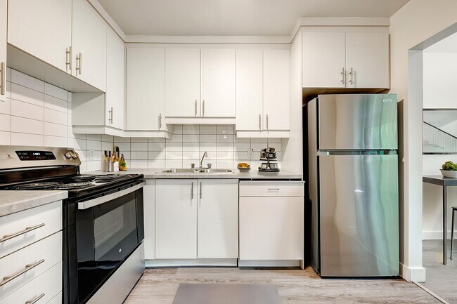 Photo - PH 2 - 3 Elevator