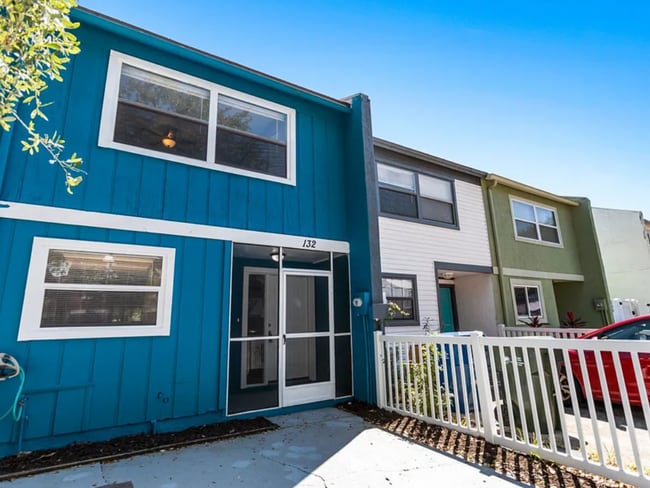 Building Photo - 2820 S Pines Dr