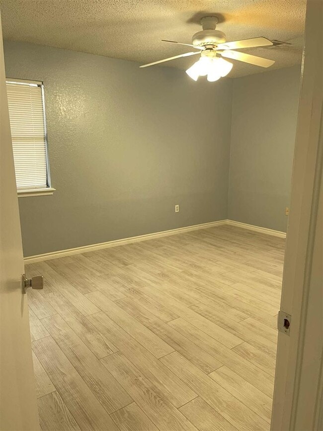 Photo - 327 NE Skyline Cir