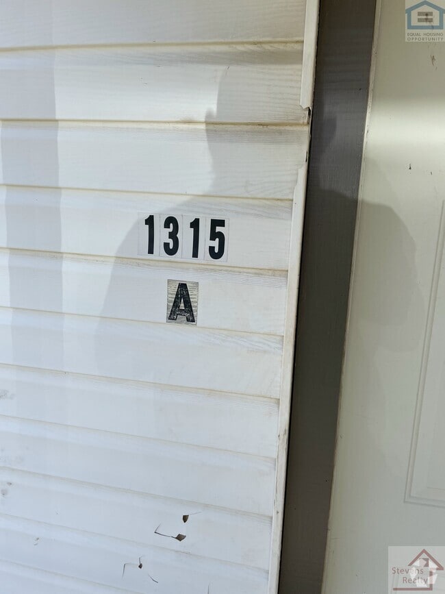 Building Photo - 1315 SW E Ave Unit B Rental