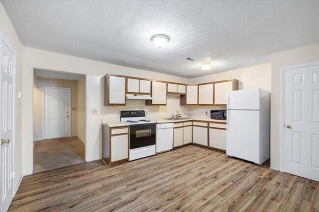 Photo - 4 Bed/2.5 Bath Townhome Near VT