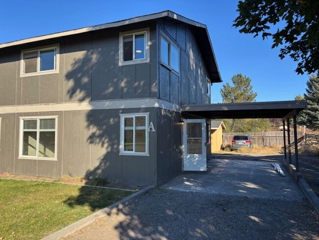 Building Photo - 62970 Florence Dr Unit A