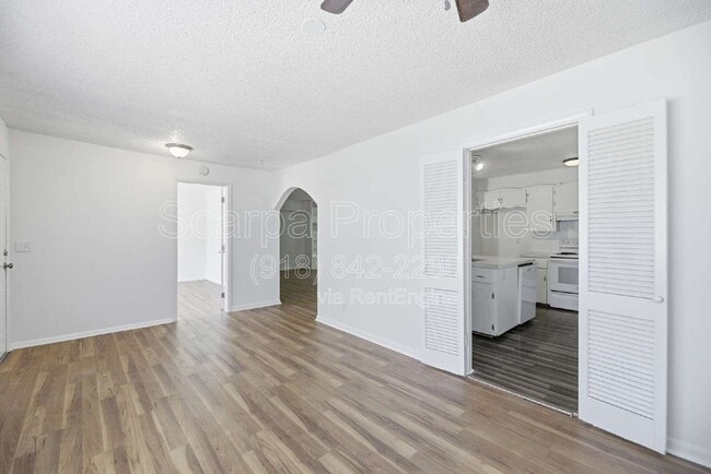 Photo - 313 E Woodrow Pl