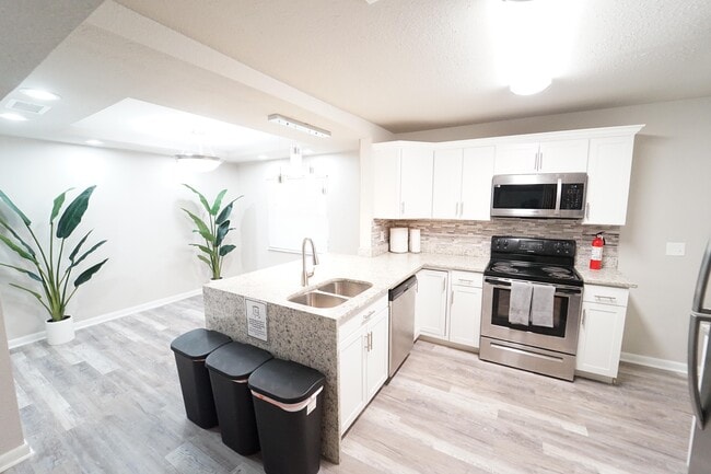 Photo - 912 Bentley St