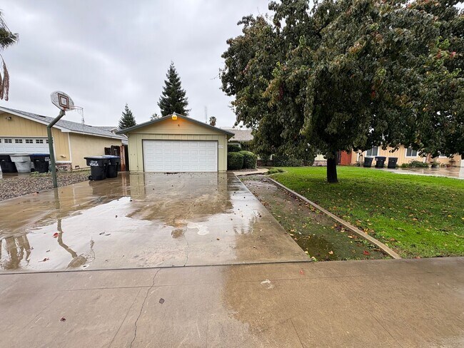 SW Visalia Home Available Now! - SW Visalia Home Available Now!