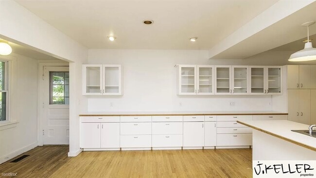 Photo - 1707 Broadway St