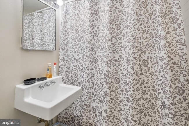 Building Photo - 604 S Washington Square Unit 2113