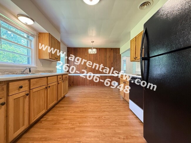 Photo - 4620 Taylor St