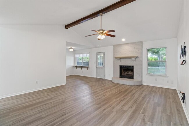 Photo - 1605 Windrift Way