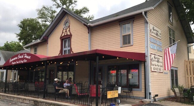 2nd piso loft de 1 habitación - 5 S Batavia Ave Unidad Coach House