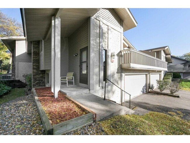 Building Photo - Eden Praire 3 bedroom Townhome