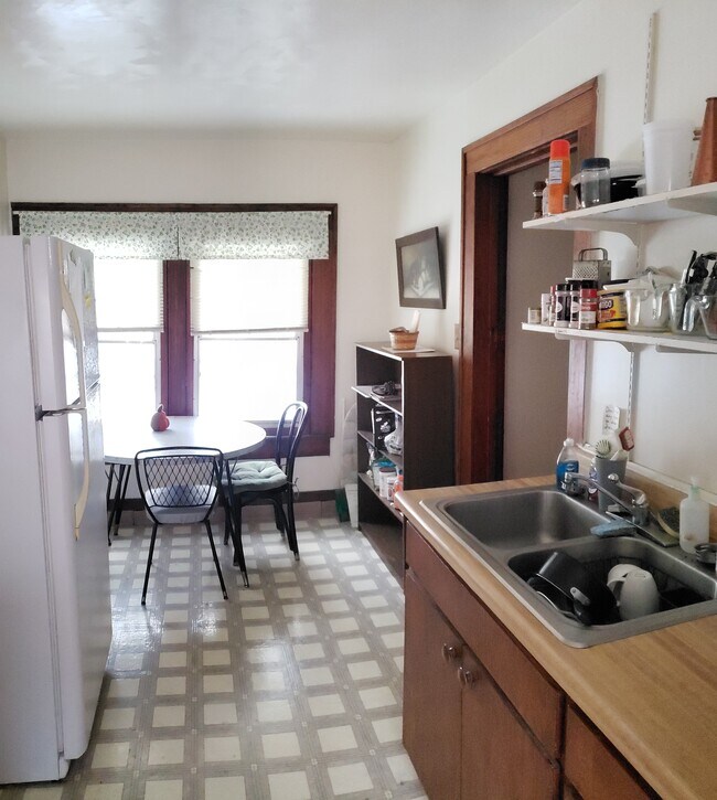 Cocina - 613 E College St