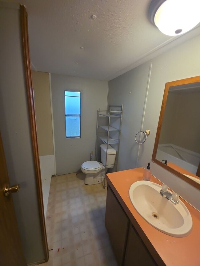 Photo - 2-Bedroom, 2-Bath Trailer with Scenic Views in Sparta, TN