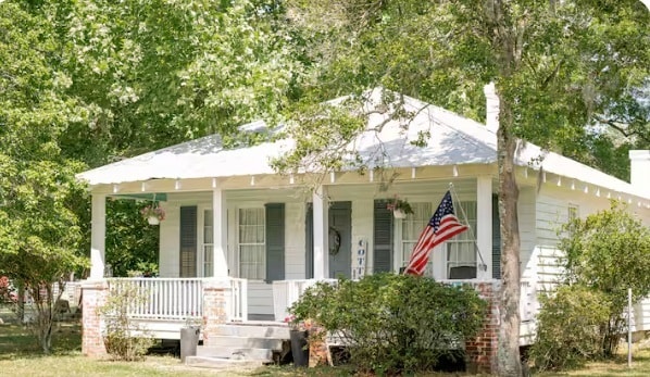 Building Photo - Lavender Cottage