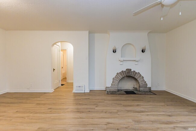 Photo - 4545 Calumet Ave