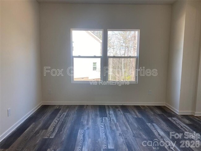 Photo - 1662 Nicholas Way