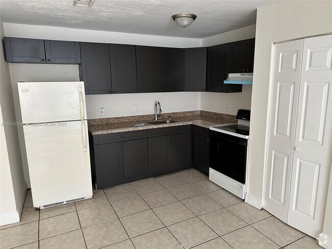 Building Photo - 5413 NW 24th St Unit 126 Rental