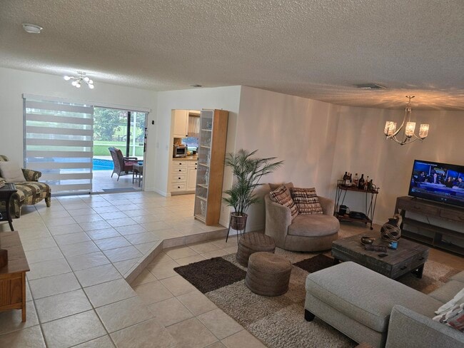 Photo - 939 Hibiscus Dr