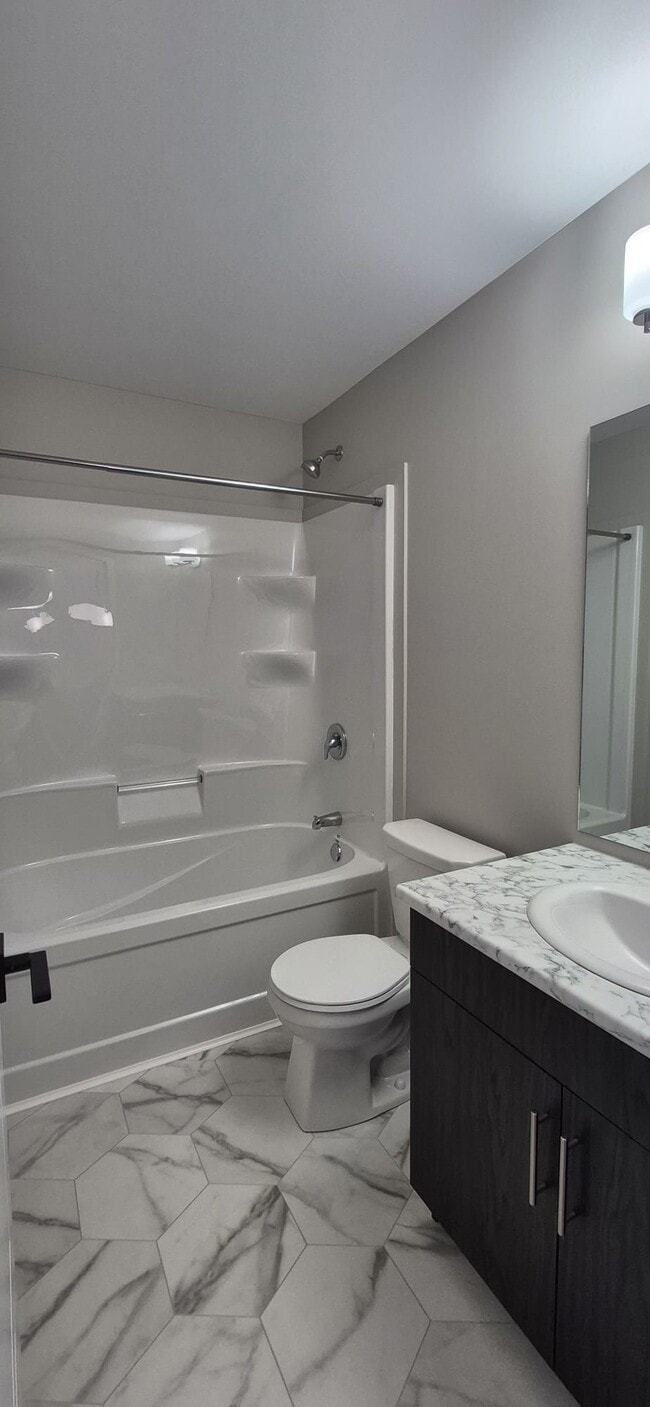 Photo - 1365 Devonshire Dr W