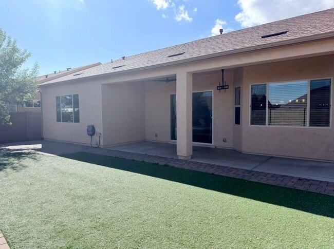 6096 Laguna Ln