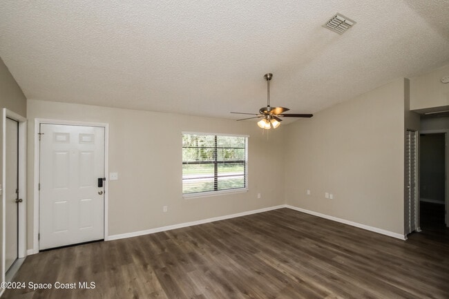 Photo - 410 La Coco St SW