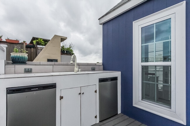 Photo - 736 Light St